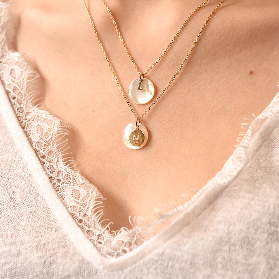 Collier nacre et médaille