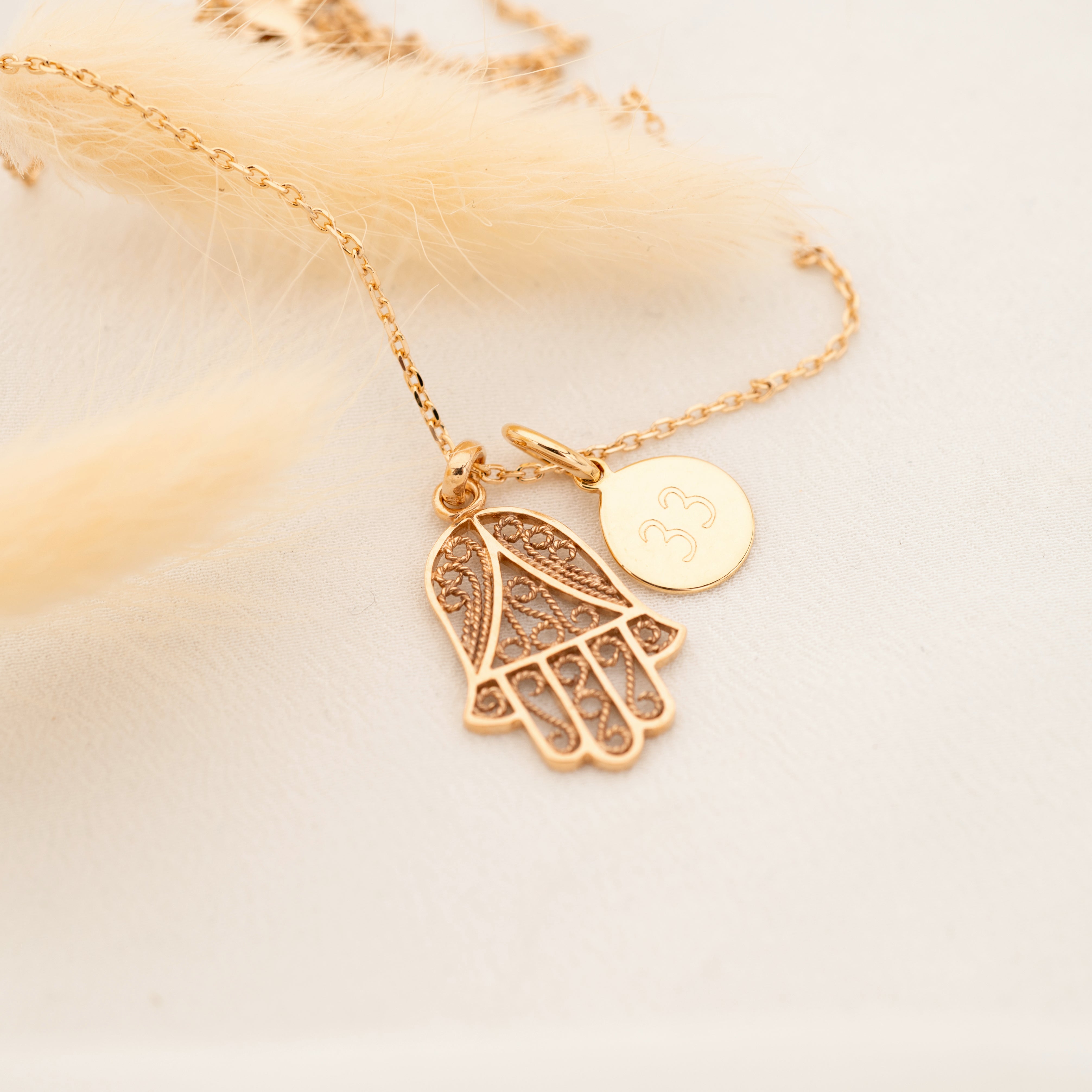Collier Personnalisé Femme – Main de Fatma & Médaille – Plaqué Or 18K