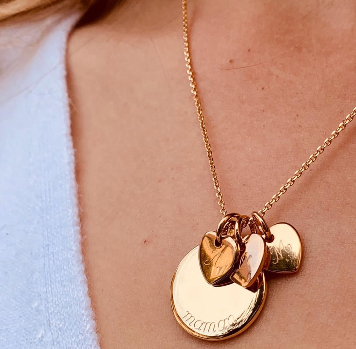 Collier Personnalisé Femme – Médaille Bombée & Petits Cœurs – Plaqué Or 18K