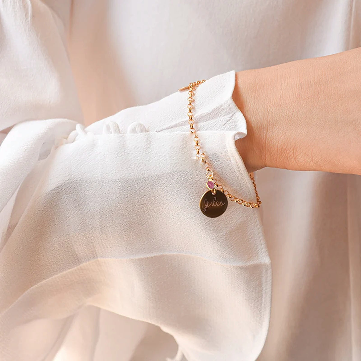 Bracelet pierre de naissance et médaille gravée porté au poignet – Isabelle B