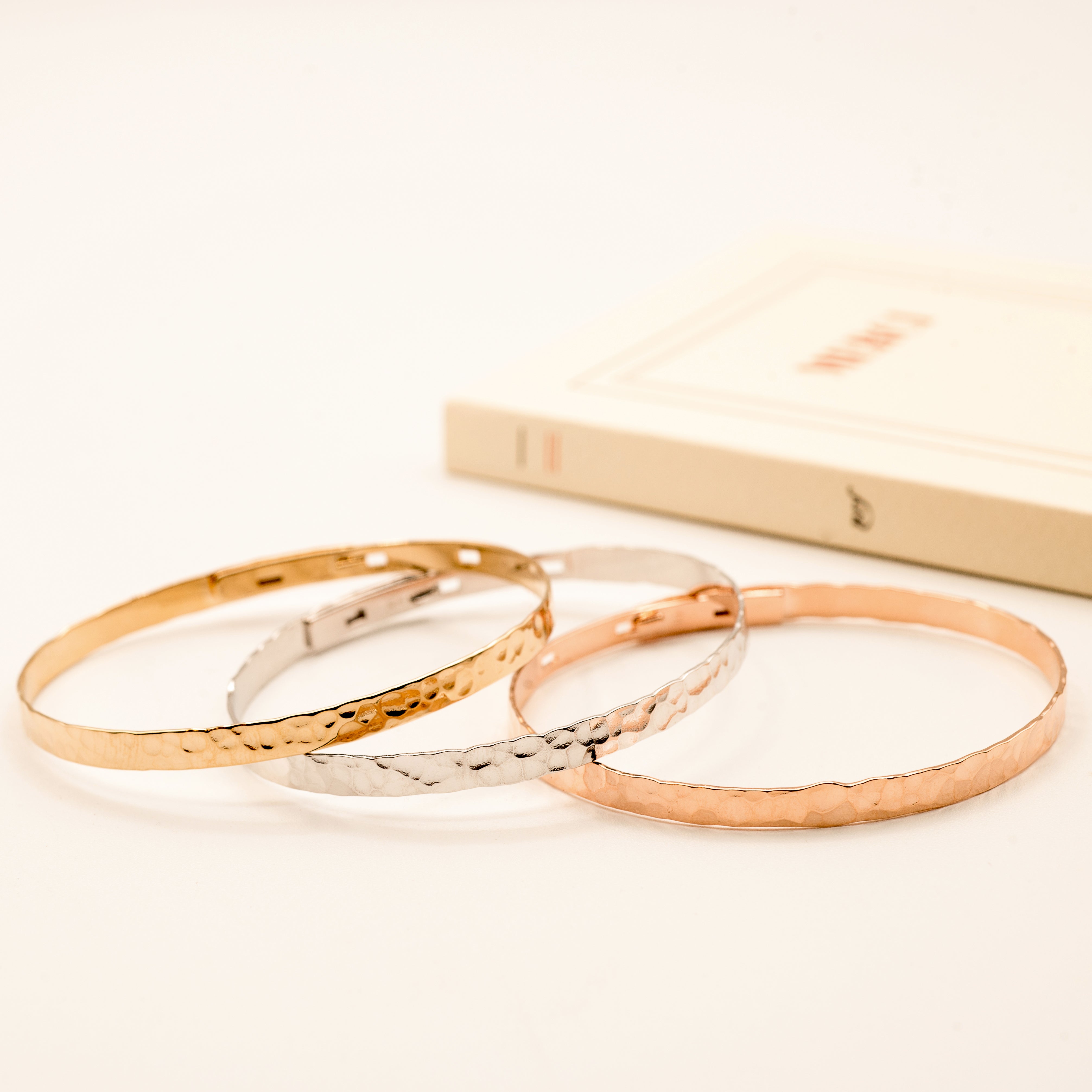 Bracelet Personnalisé Femme - Jonc Semi-Rigide Martelé - Plaqué Or 18K