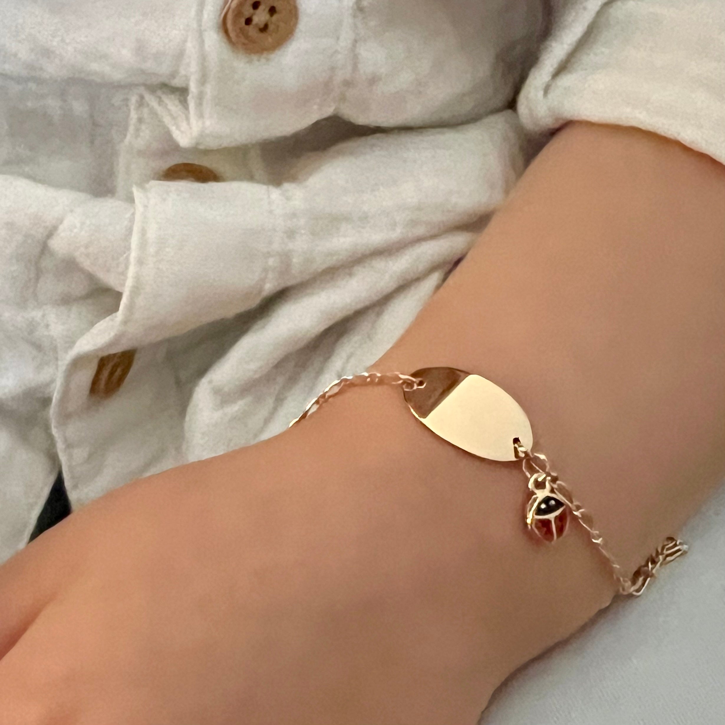 Bracelet Enfant Personnalisé – Chaîne, Gourmette Ovale & Coccinelle – Plaqué Or 18K